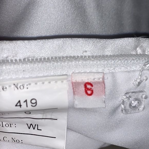 BONNY GORGEOUS SIZE 6 DETAILED WEDDING DRESS ALONG WITH A BEAUTIFUL VEIL - Picture 16 of 16